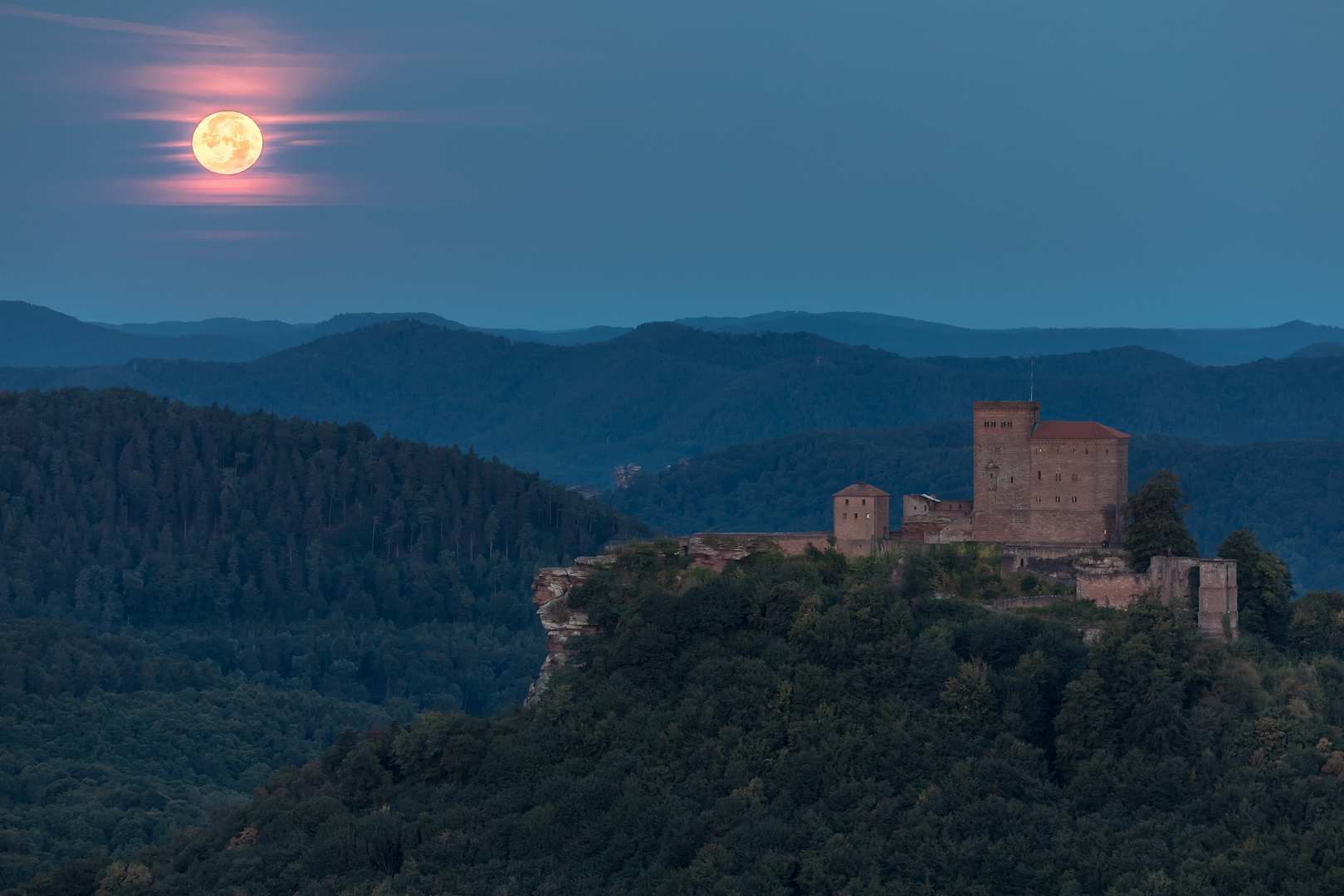 Vollmond über dem Trifels