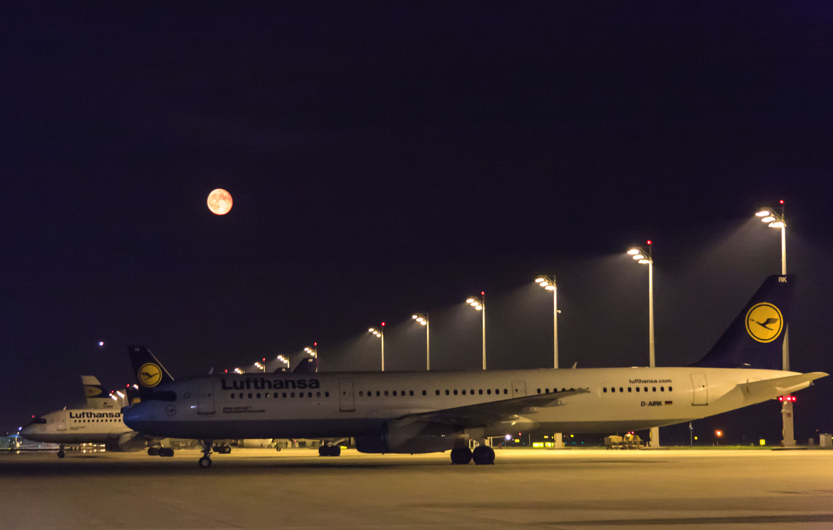 Vollmond über dem Vorfeld auf dem Flughafen München