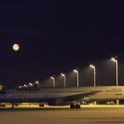 Vollmond über dem Vorfeld auf dem Flughafen München