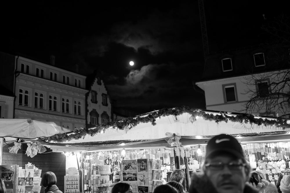 Vollmond über dem Weihnachtsmarkt