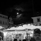 Vollmond über dem Weihnachtsmarkt