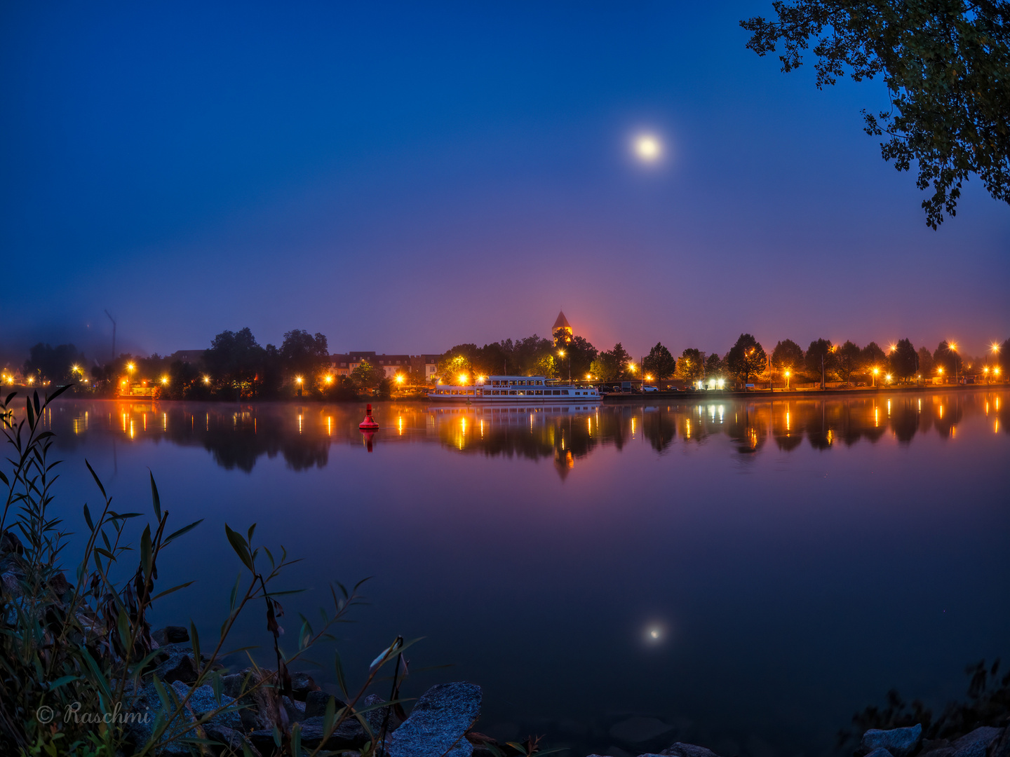 VOLLMOND ÜBER DEM WERTHEIMER MAIUFER