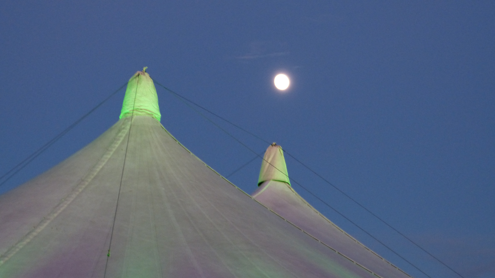 Vollmond über dem Zeltdach