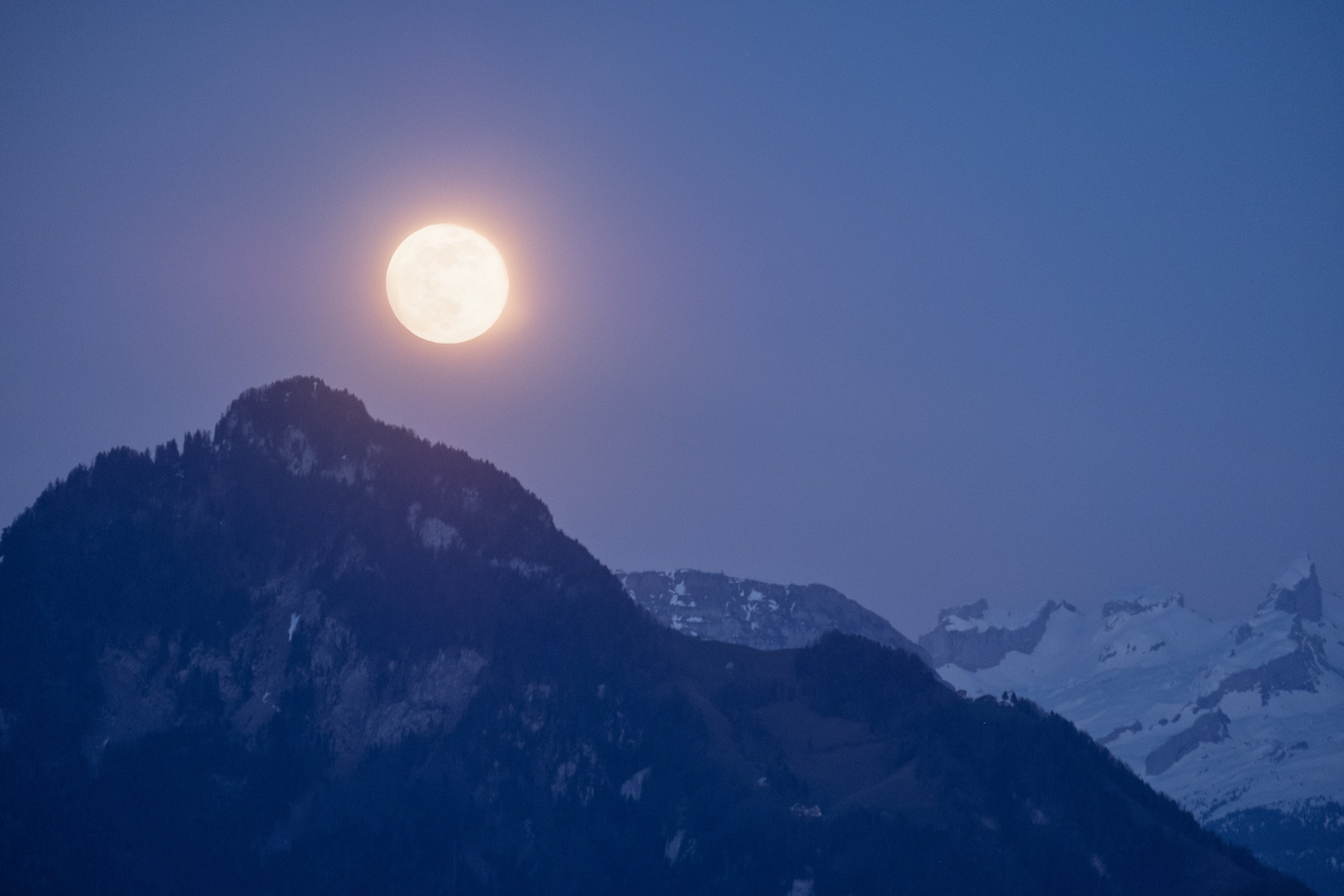 Vollmond über den Bergen