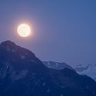 Vollmond über den Bergen