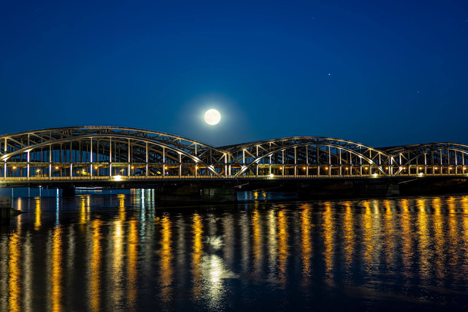 Vollmond über den Elbbrücken