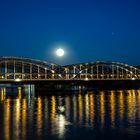 Vollmond über den Elbbrücken