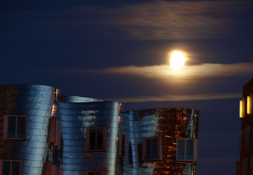 Vollmond über den Gehry-Bauten