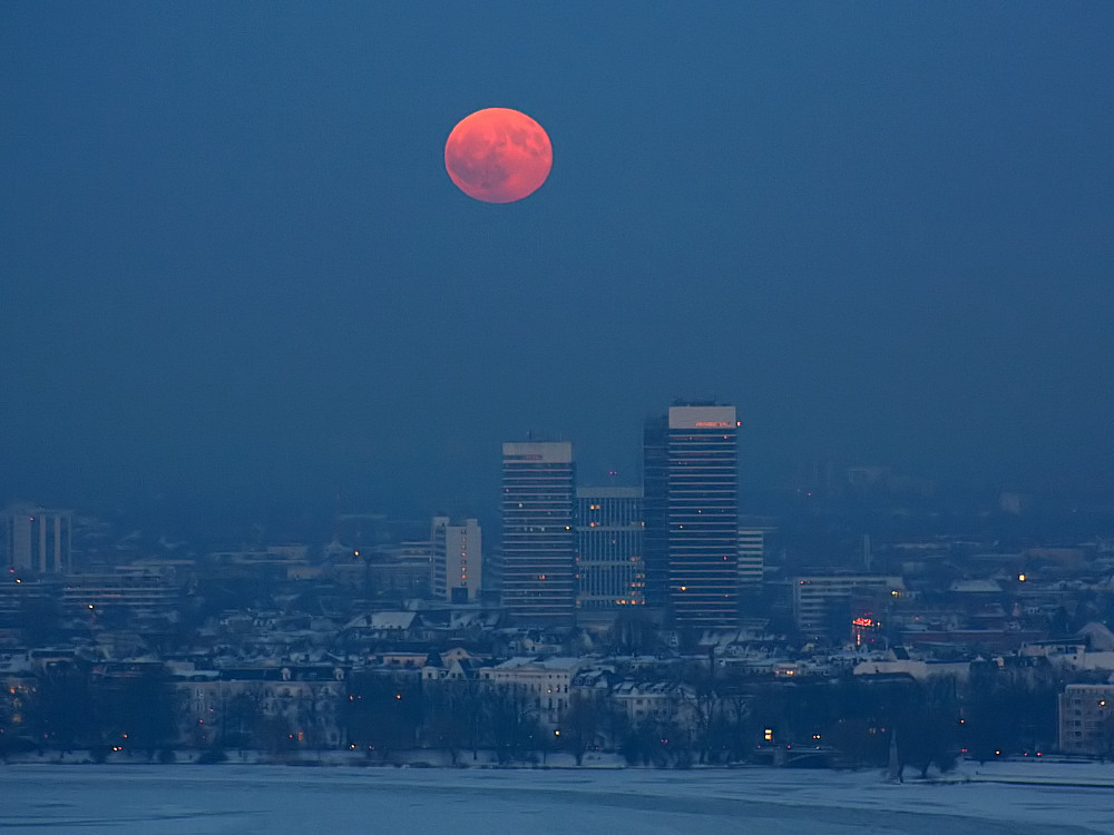 Vollmond über den Mundsburg-Towers