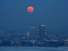 Vollmond über den Mundsburg-Towers