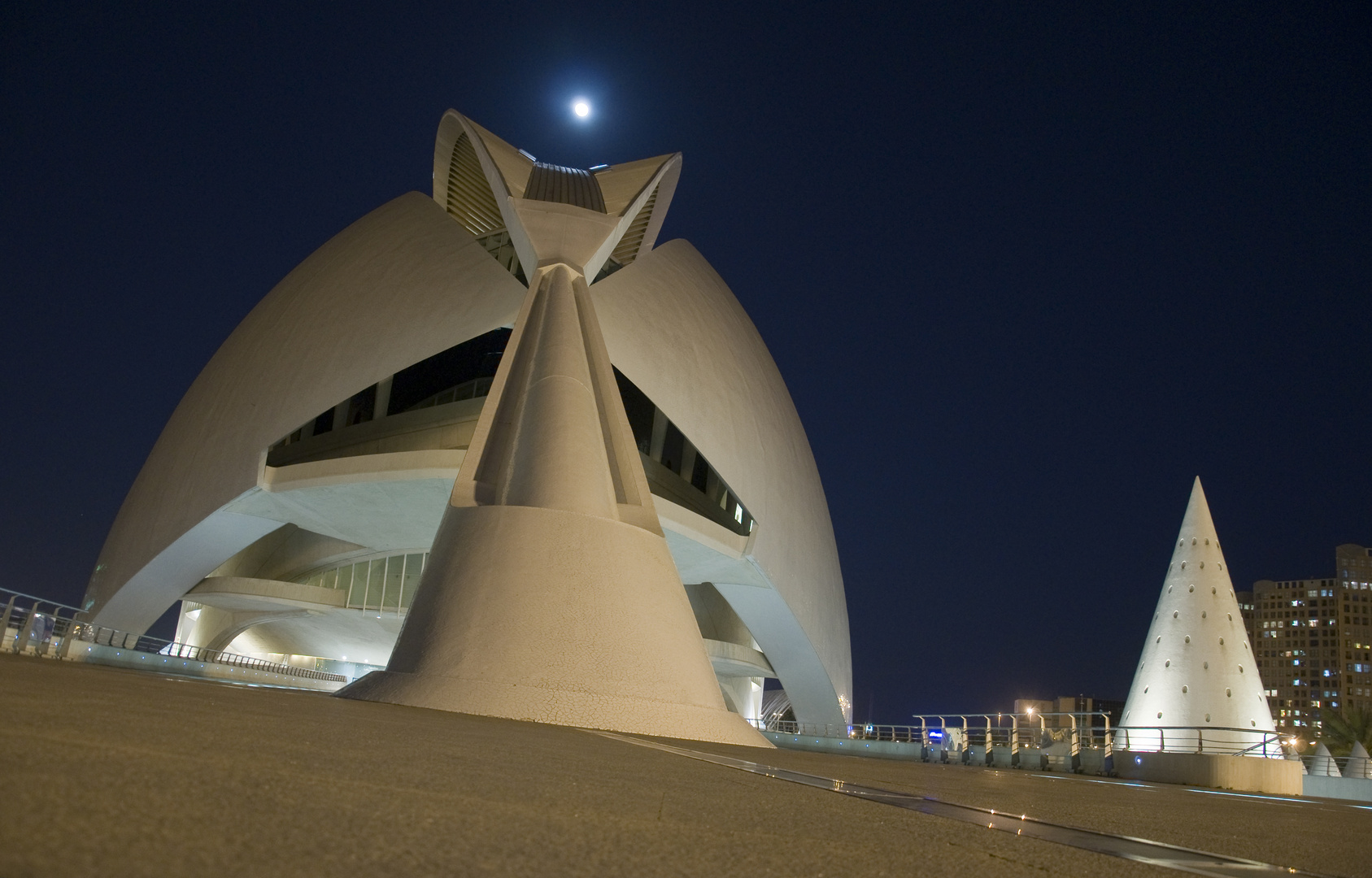 Vollmond über den Palau des Les Arts in Valencia