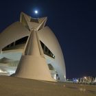 Vollmond über den Palau des Les Arts in Valencia