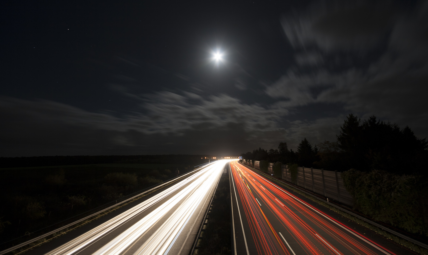 Vollmond über der A2