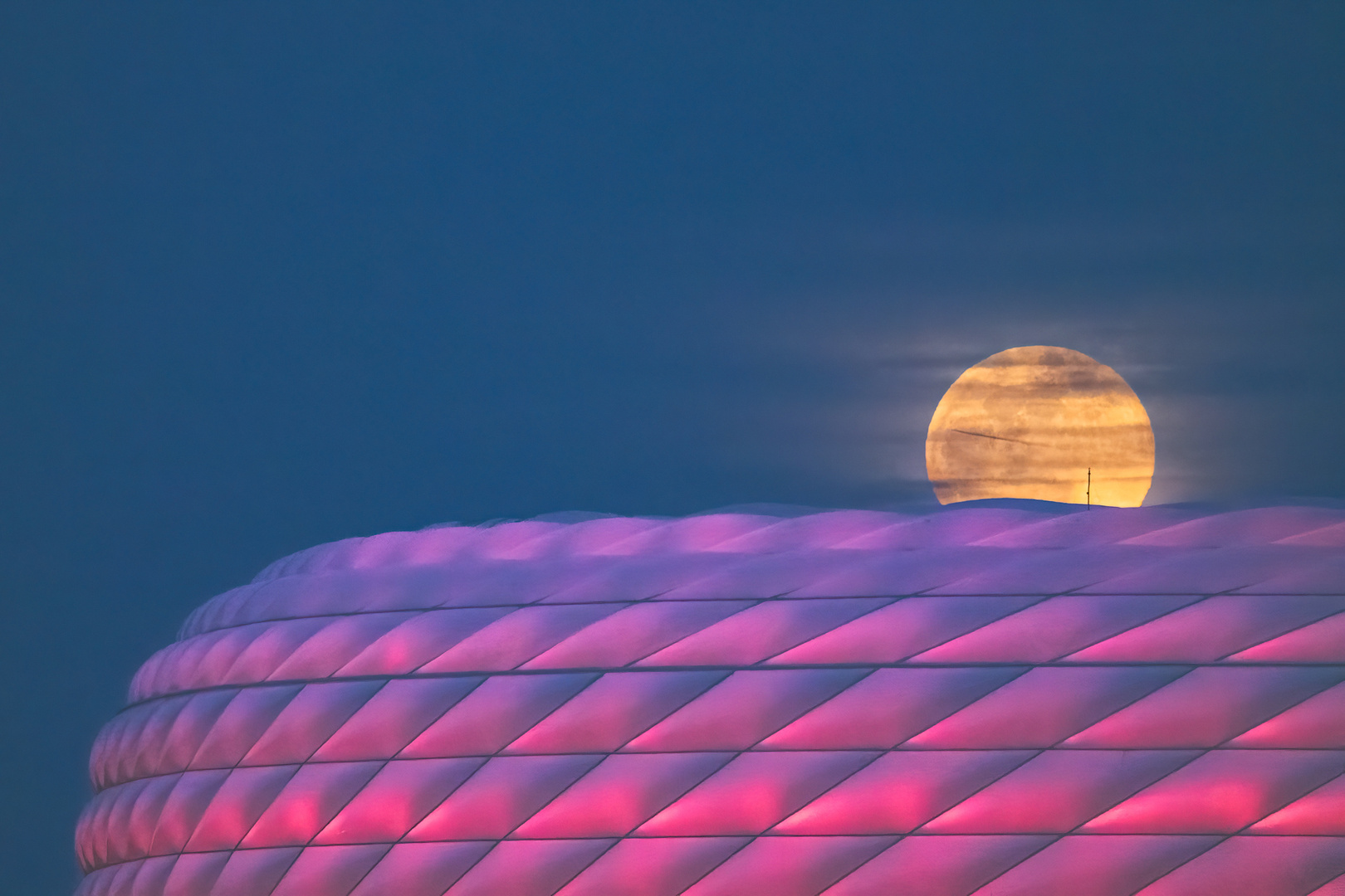 Vollmond über der Allianzarena 