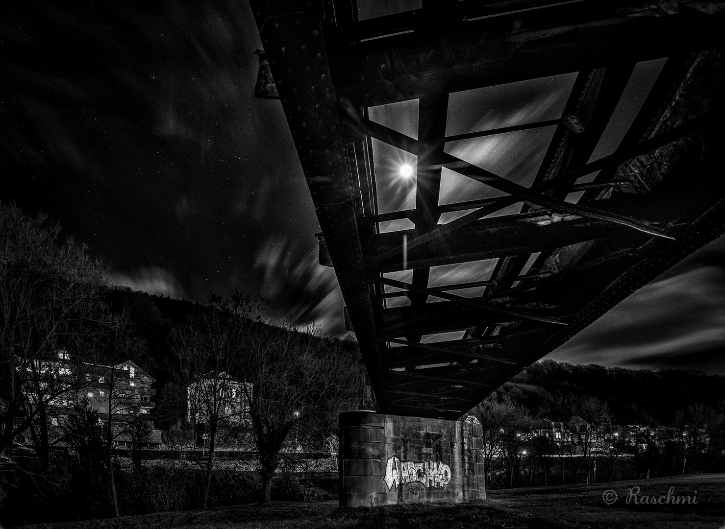 VOLLMOND ÜBER DER ALTEN EISENBAHNBRÜCKE in Wertheim