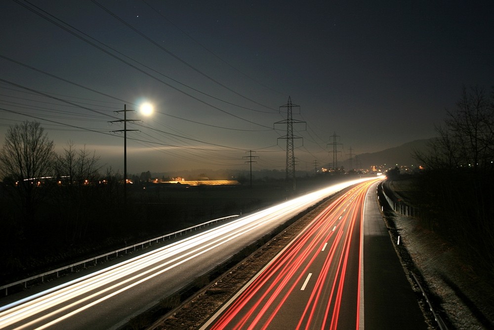 Vollmond über der Autobahn