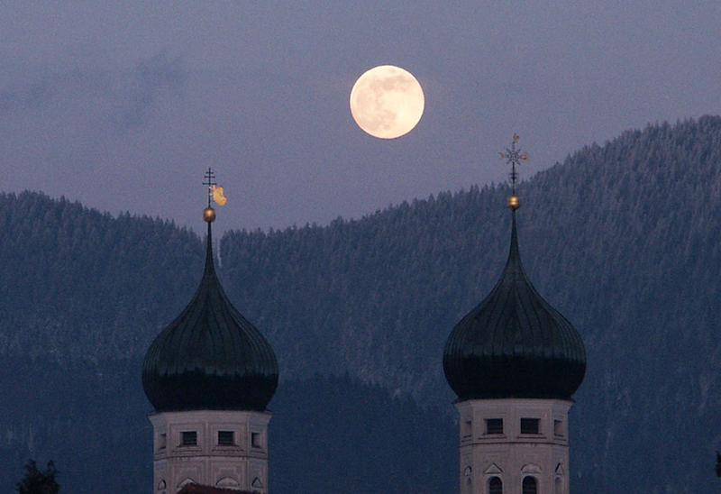 Vollmond über der Basilika Benediktbeuern