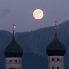 Vollmond über der Basilika Benediktbeuern