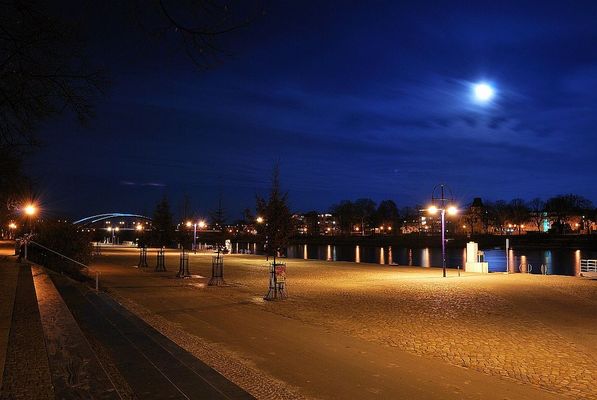Vollmond über der Elbe in Magdeburg