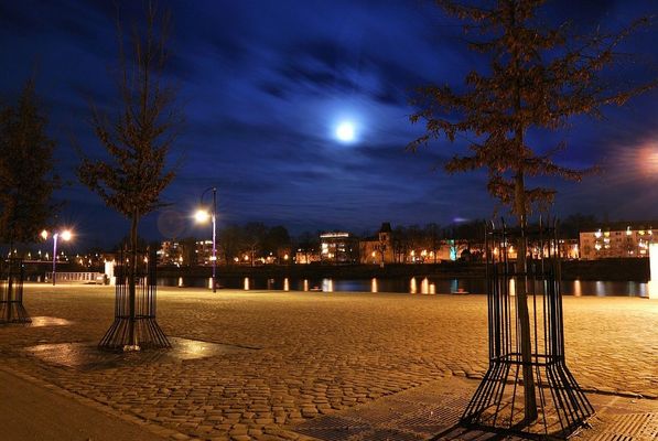 Vollmond über der Elbe in Magdeburg