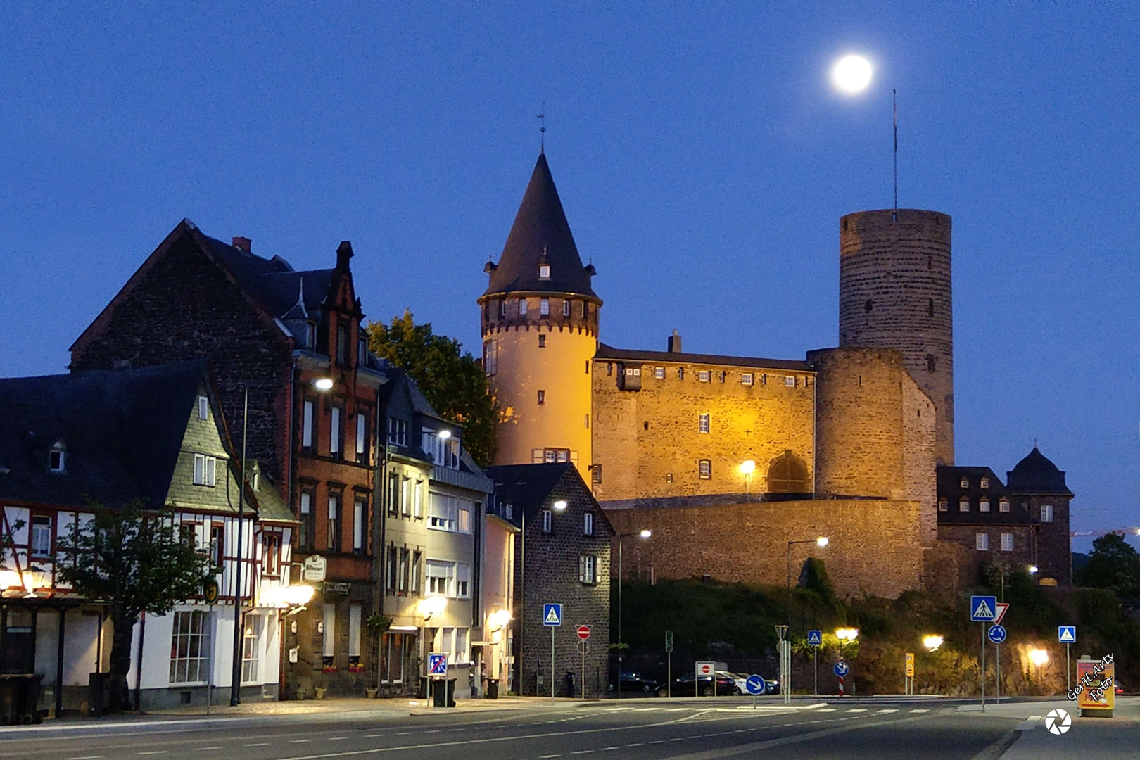 Vollmond über der Genovevaburg ...