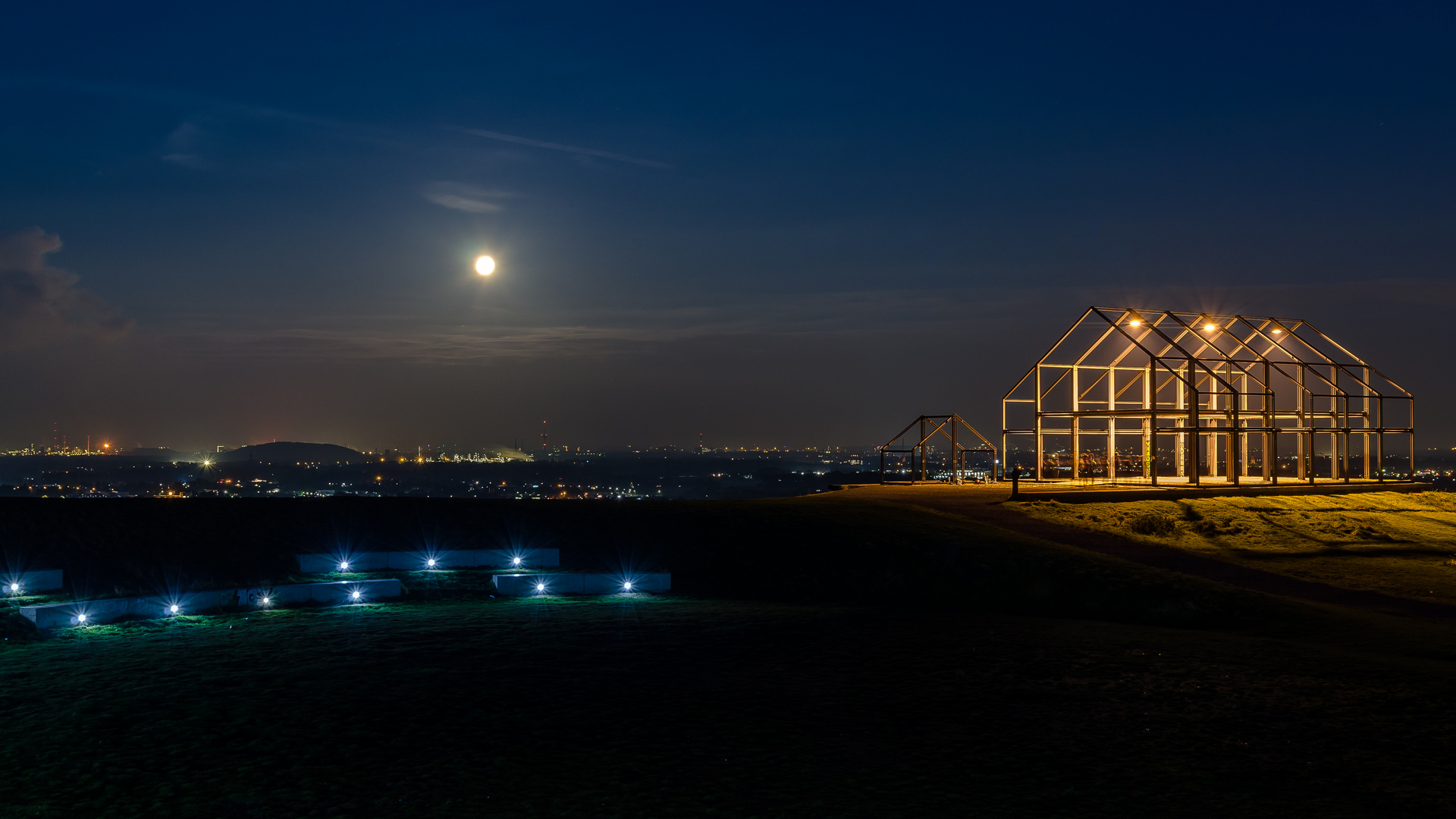 Vollmond über der Halde Norddeutschland