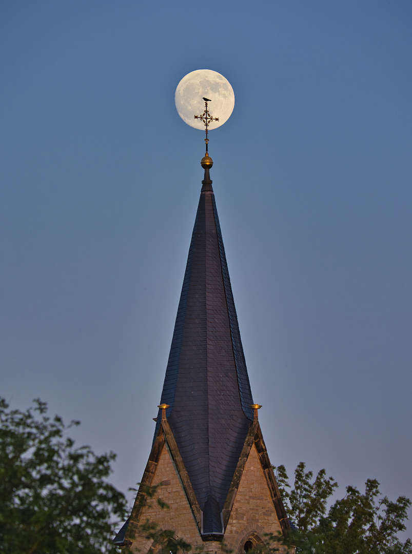 Vollmond über der  Kirch St. Georg in Egeln Nord
