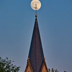 Vollmond über der  Kirch St. Georg in Egeln Nord