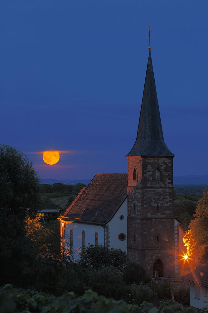 Vollmond über der Kirche