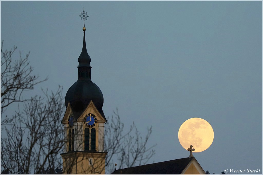 Vollmond über der Kirche von Schongau