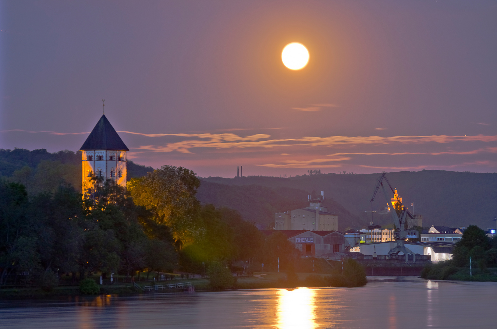 Vollmond über der Lahnmündung