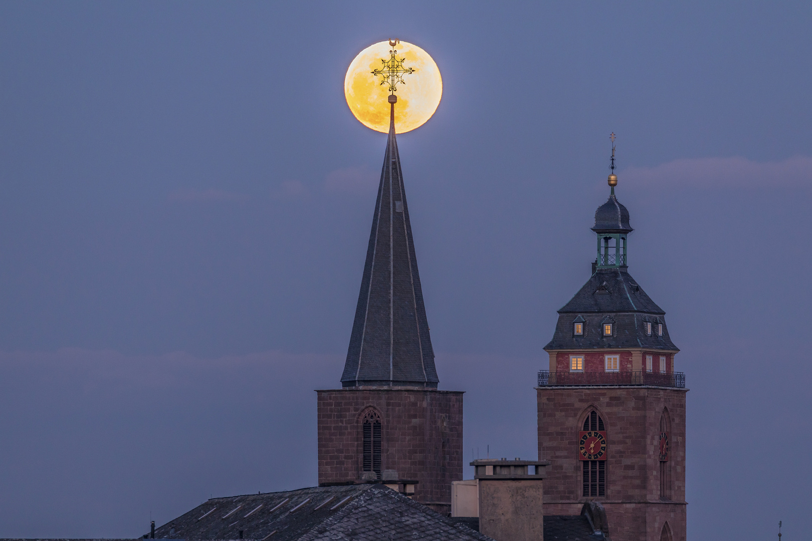 Vollmond über der Neustadter Stiftskirche