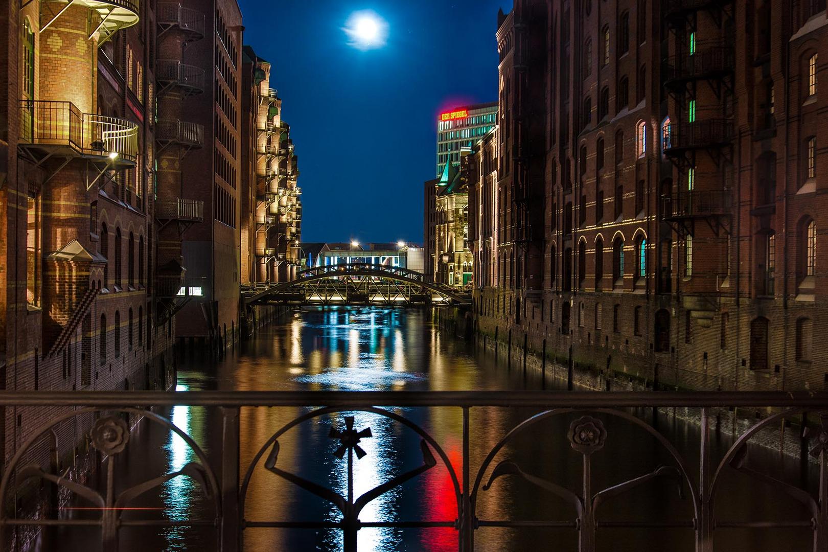 Vollmond über der Speicherstadt