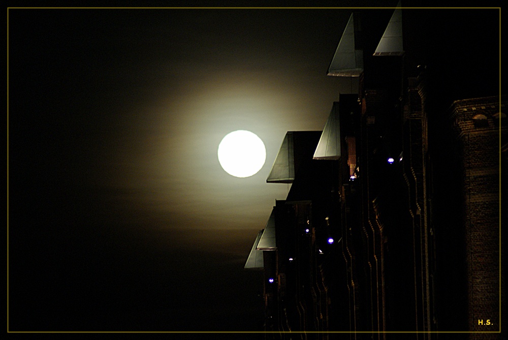 Vollmond über der Speicherstadt