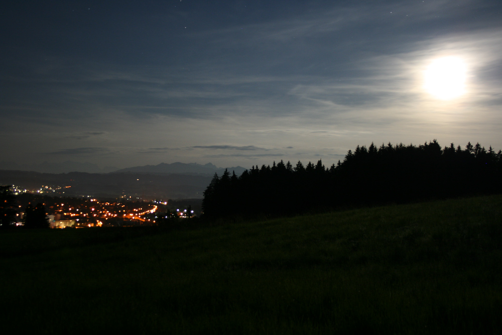 Vollmond über der Stadt