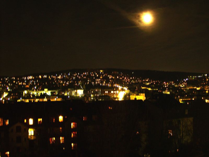 Vollmond über der Stadt