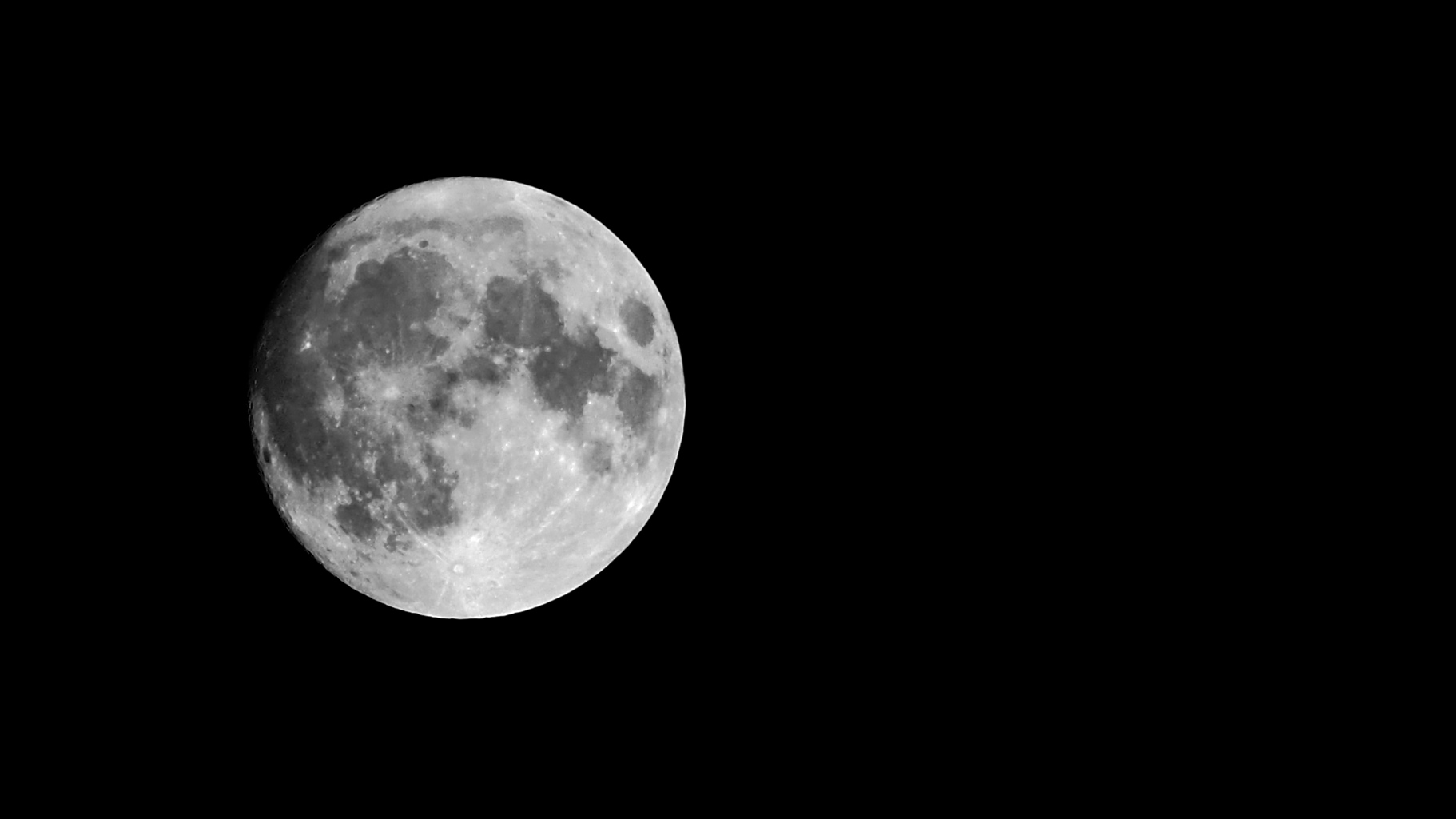 Vollmond über der Stadt