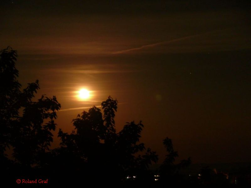 Vollmond über der Stadt