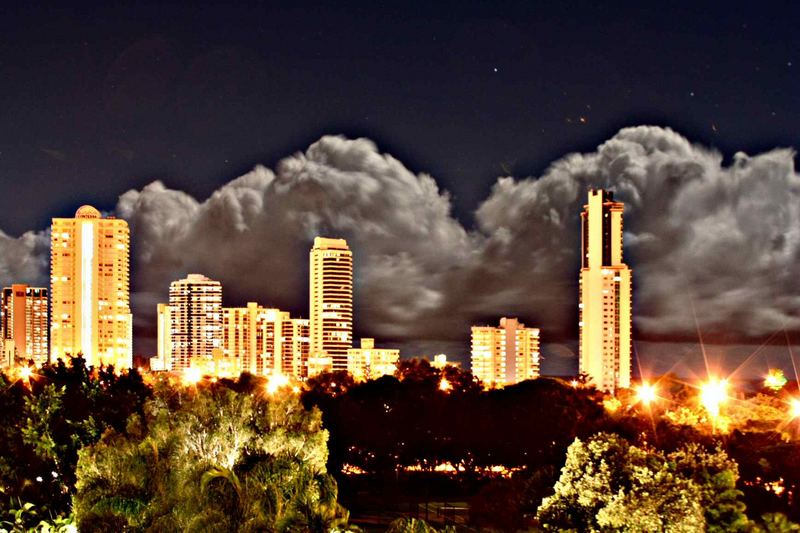 Vollmond über der Stadt