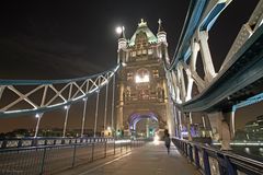 Vollmond über der Towerbridge