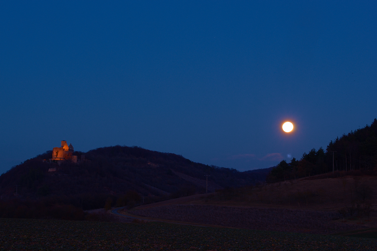 Vollmond über der Trimmburg