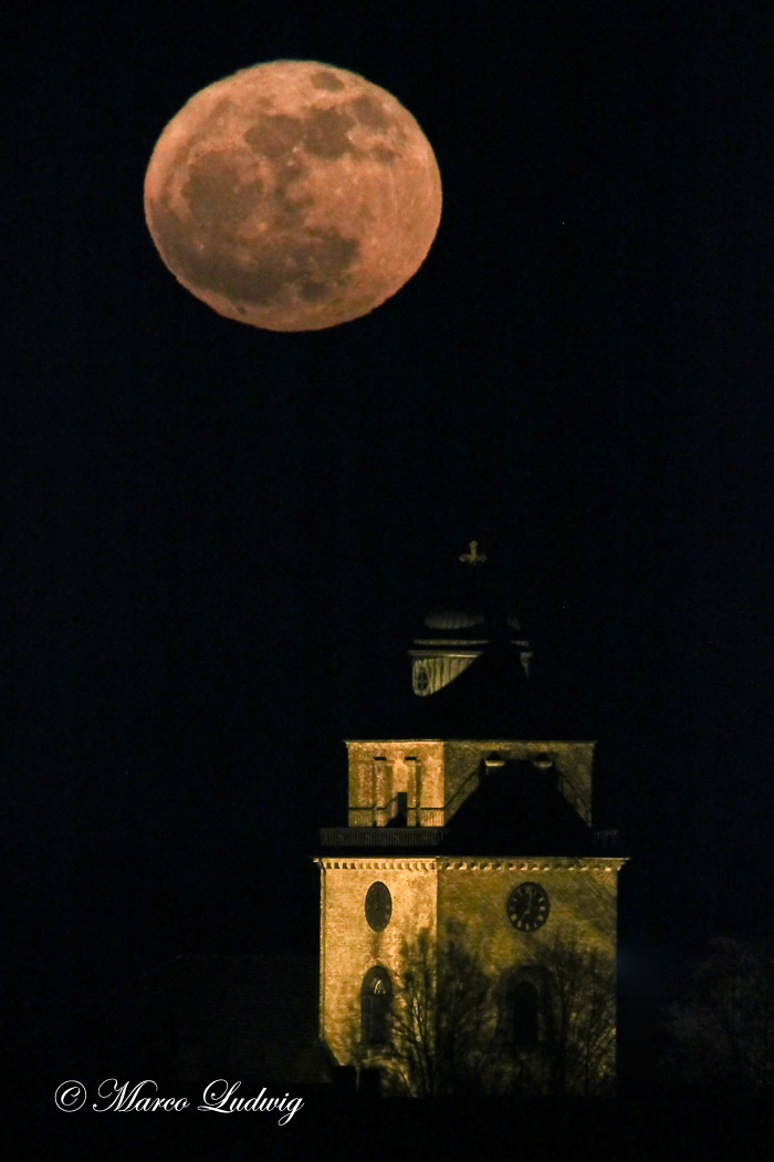 Vollmond über der Vicelinkirche zu Neumünster