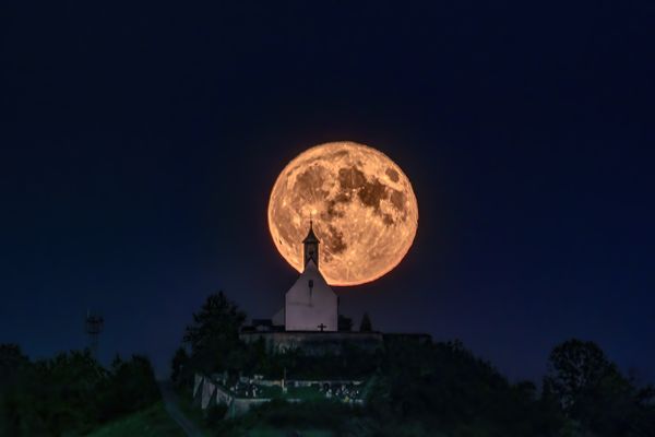 Vollmond über der Wurmlinger Kapelle