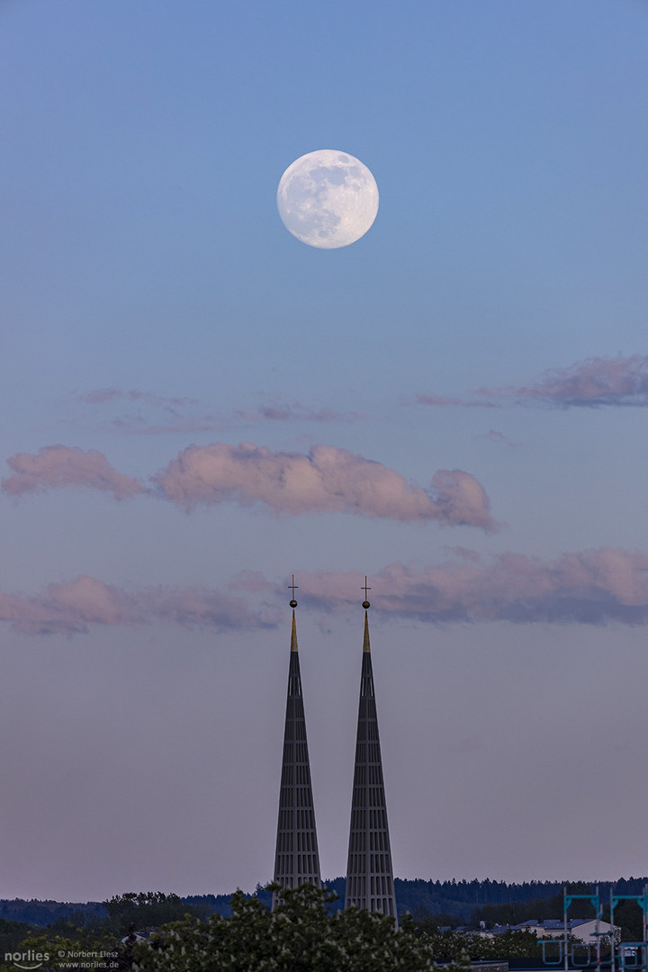 Vollmond über Don Bosco