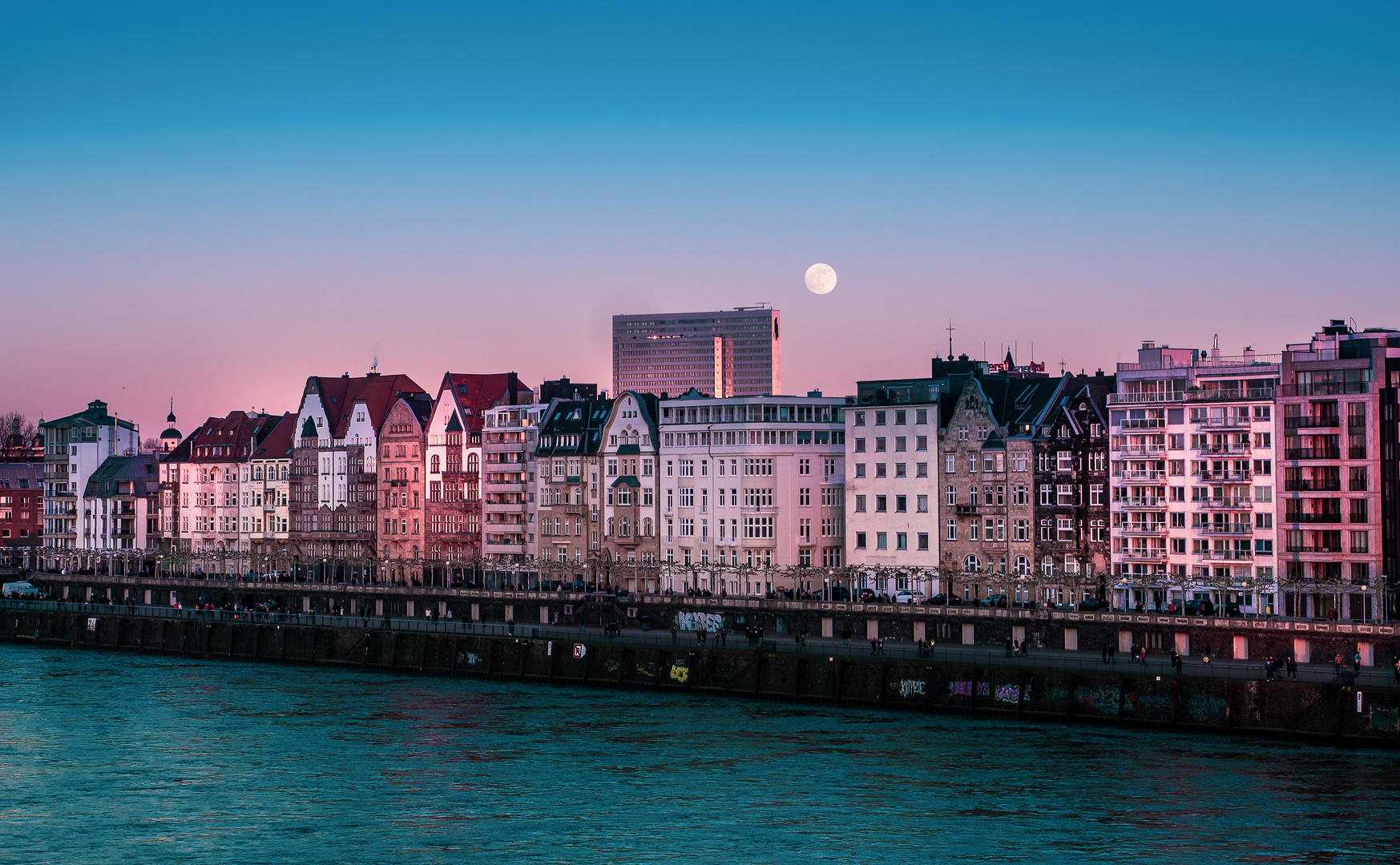 Vollmond über Düsseldorf