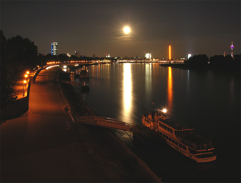 Vollmond über Düsseldorf