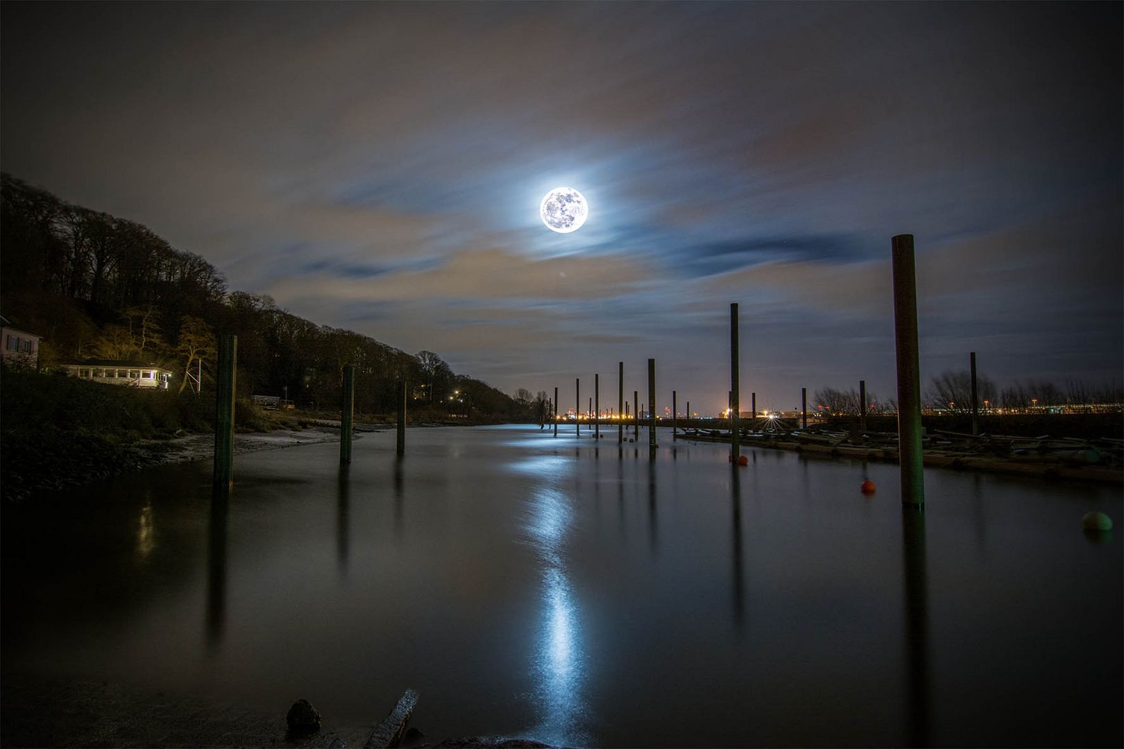 Vollmond über er Elbe