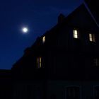 Vollmond  über Fensterlichtern