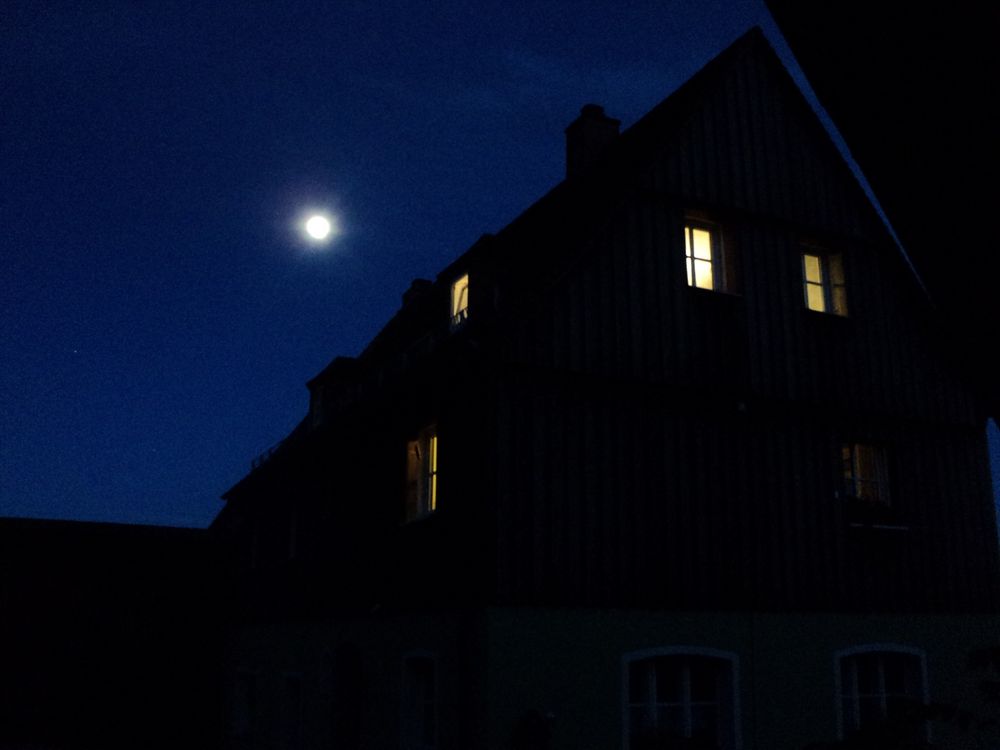 Vollmond  über Fensterlichtern