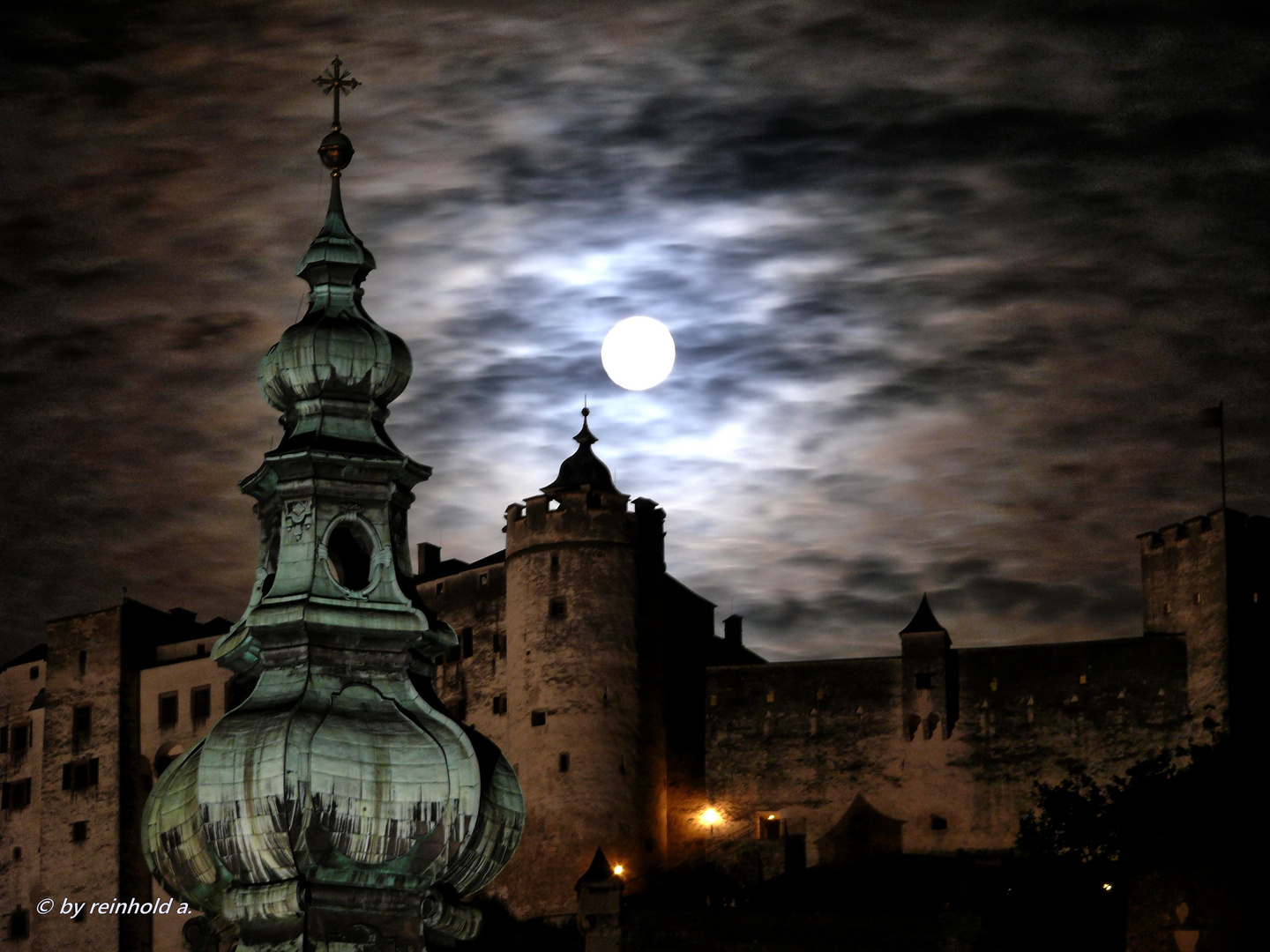 Vollmond über Festung